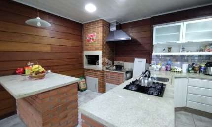 Casa com 3 quartos,com Suíte e Espaço Gourmet - Amplo Terreno com Potencial de Lazer