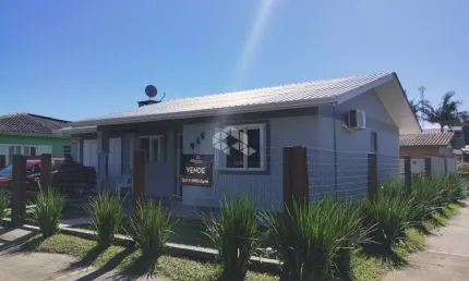 Casa de esquina com 2 dormitórios e espaço gourmet - a 400m do mar - arroio teixeira - capão da canoa