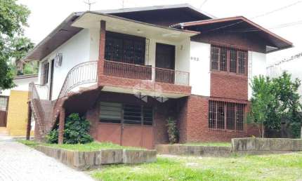 Casa de 2 pavimentos com 3 dormitórios no Bairro Colina Sorriso em Caxias do Sul.