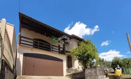 Vendo casa 04 dormitórios sendo 01 suíte no Bairro Planalto em Caxias do Sul