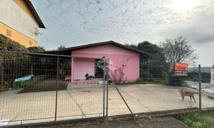 Casa com 70m2, 3 dormitórios, 2 vagas de garagem no bairro Santa Catarina