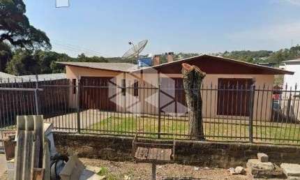 Casa com 110m², 3 dormitórios, 2 vagas de garagem no bairro Cinquentenário