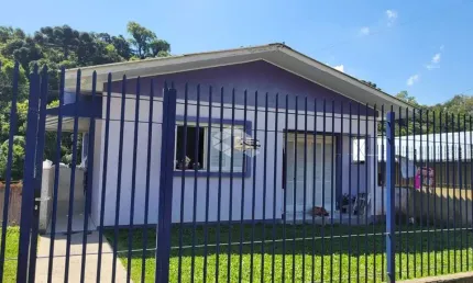 Casa com dois quartos, sala e cozinha, banheiro área de serviço, área total 63 m²