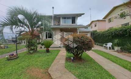 Casa de 04 Dormitórios no Bairro Nova Vicenza em Farroupilha