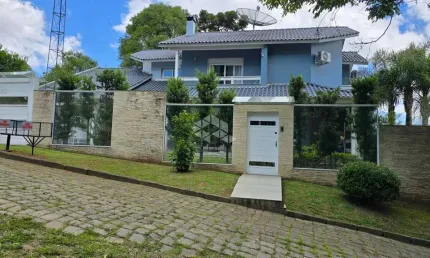 Casa de alto padrão com suíte, closet + 3 banheiros.