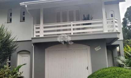 Uma ótima casa, de dois andares, duas moradias, bem localizada.
