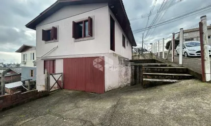 Casa de esquina em alvenaria com 3 dormitórios no bairro Industrial.
