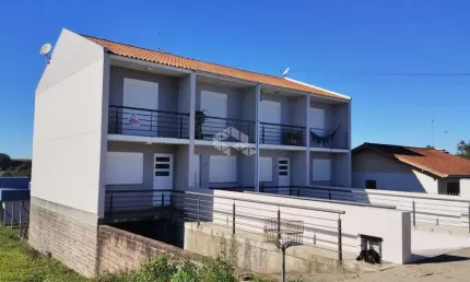 Triplex localizado no bairro Monte Verde, com quintal nos fundos