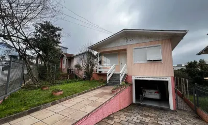 Casa com 3 dormitórios sendo uma suíte, no bairro vicentina em farroupilha/rs