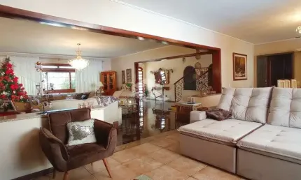 Casa 3 dormitórios, 4 vagas de garagem no bairro Jardim Lindóia.