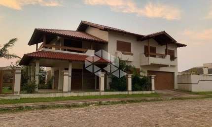 Crédito Real vende casa mansão de 5 quartos (2 suítes) no centro da Praia de Tramandaí - RS.