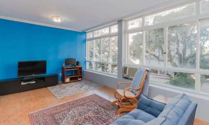 APARTAMENTO À VENDA DE 3 QUARTOS, REFORMADO, ELEVADOR NO BAIRRO MOINHOS DE VENTO  EM PORTO ALEGRE - RS..
