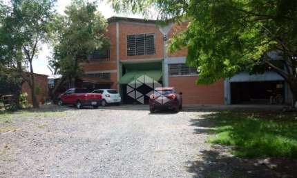 Imóvel de ocupação mista, no térreo depósito, no 2° pavimento apartamento com 3 dormitórios, rua Marquês de Barbacena no bairro Niterói, Canoas