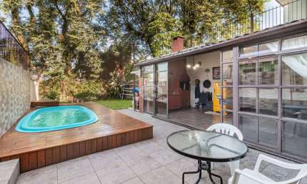 Vende Casa de 3 Dormitórios com Piscina Aquecida no bairro Santo Antônio Porto Alegre RS