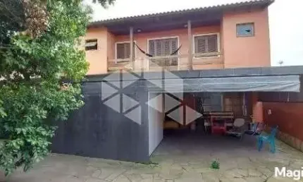 Casa semimobiliada, 5 quartos, 3 suítes, estacionamento para 5 carros no bairro Jardim Itú em Porto Alegre/RS.