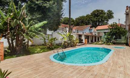 Casa 3 quartos (SUÍTE), vaga de garagem para 3 carros, 2 churrasqueiras e PISCINA