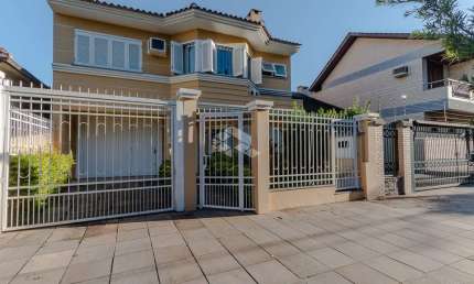 Casa 4 dormitórios, 5 vagas de garagem, à venda no bairro Jardim Botânico em Porto Alegre/RS.