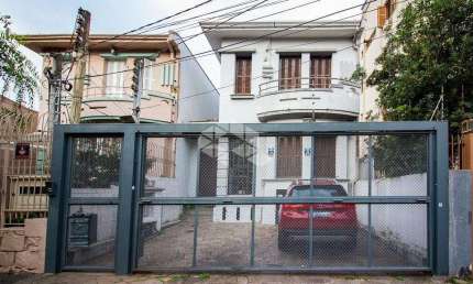 Casa de 4 dormitórios, 2 vagas de garagem, no bairro Rio Branco, em Porto Alegre/RS.