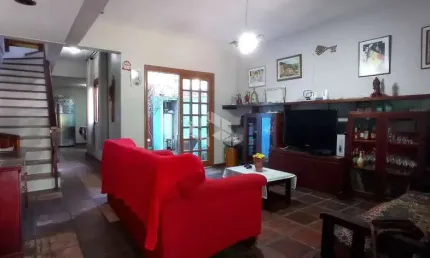 Casa com 3 dormitórios, 2 vagas, no bairro São João, em Porto Alegre/RS.