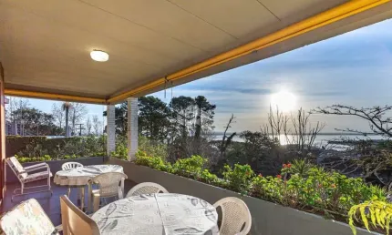 Casa dormitórios 3 com vista panorâmica para o Guaíba e terreno frutífero!