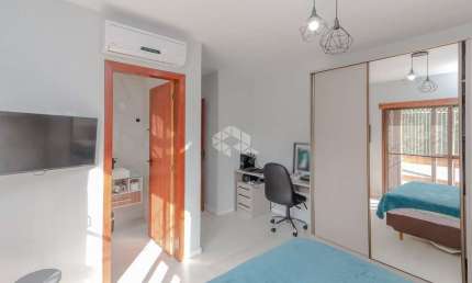 Crédito Real vende CASA, 4 quartos ( 2 suítes), 2 vagas de garagem, no bairro Menino Deus, em Porto Alegre/RS.