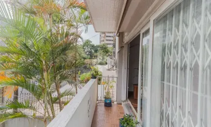 Apartamento à venda com 03 dormitórios / 03 quartos com suíte e 1 vaga de garagem na rua engenheiro olavo nunes no bairro bela vista em porto alegre.