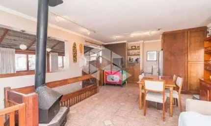Charmosa cobertura, com 2 dormitórios, sendo 1 suíte, piscina e 2 vagas de garagem, no bairro Mont Serrat