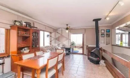 Charmosa cobertura, com 2 dormitórios, sendo 1 suíte, piscina e 2 vagas de garagem, no bairro Mont Serrat