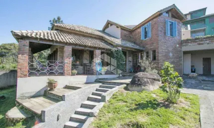 Crédito Real Floresta vende casa 4 dormitórios, 5 vagas de garagem no bairro Teresópolis em Porto Alegre/RS