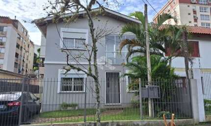 Casa de 3 dormitórios à venda no Bairro Passo da Areia em Porto Alegre/RS