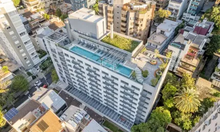 Apartamento 2 dormitórios (sendo 1 suíte), 69m², banheiro social, churrasqueira, vaga de garagem coberta.