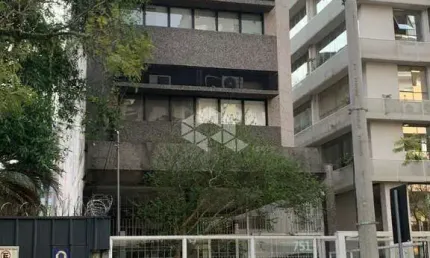 Box coberto e escriturado à venda em prédio comercial no bairro Moinhos de Vento em Porto Alegre.