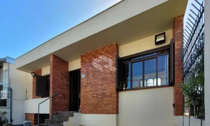 Casa à venda com 04 dormitórios com piscina no bairro três figueiras, porto alegre/rs