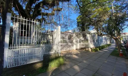 Casa Comercial e Residencial  à Venda com 06 dormitórios sendo 02 suítes no Bairro Três Figueiras - Porto Alegre/RS