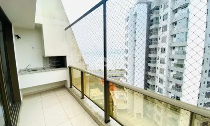 Maravilhoso apartamento, com vista para o mar, de 3 dormitórios, sendo 2 suítes, 2 vagas de garagem no bairro Estreito em Florianópolis/SC.
