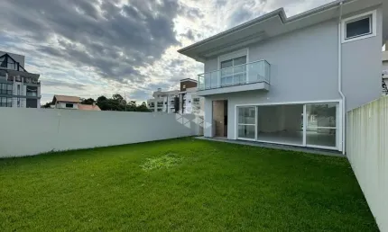 Casa de 3 dormitórios, sendo 3 suítes, 2 vagas de garagem no bairro morro das pedras em florianópolis/sc.