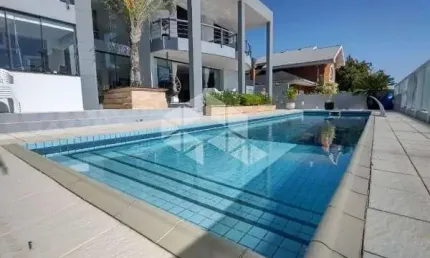 Casa com vista mar e panorâmica, mobiliada, contendo 5 dormitórios, sendo 3 suítes, 6 vagas de garagem no bairro João Paulo em Florianópolis/SC/