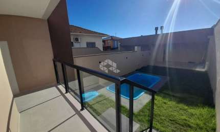 Casa com piscina, 2 suítes, 2 vagas de garagem no bairro Ipiranga em São José/SC.