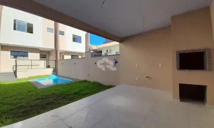 Casa com piscina, 2 suítes, 2 vagas de garagem no bairro Ipiranga em São José/SC.