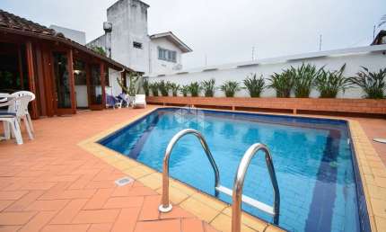 Casa Residencial semimobiliada com vista para o mar possuindo 4 dormitórios, sendo 1 suíte, 5 vagas de garagem no Centro de Florianópolis/SC.