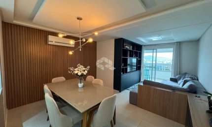 Apartamento vista mar mobiliado com 2 dormitórios, sendo 1 suíte, 2 vagas de garagem no bairro Canto em Florianópolis/SC.