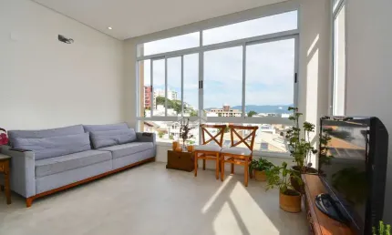 Casa com vista para o mar SEMIMOBILIADA com 4 dormitórios, sendo 4 suítes, 3 vagas de garagem no bairro João Paulo em Florianópolis/SC.
