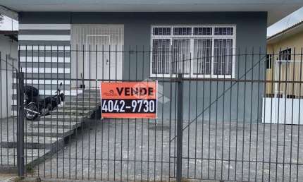 Casa residencial com 7 dormitórios, sendo 3 suítes, 3 vagas de garagem no bairro Trindade em Florianópolis/SC.