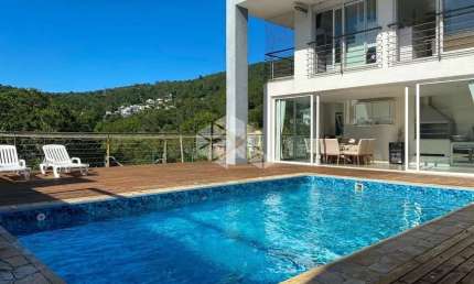 Casa residencial em condomínio fechado com 4 dormitórios, sendo 2 suítes, 2 vagas de garagem no bairro Itacorubi em Florianópolis/SC.