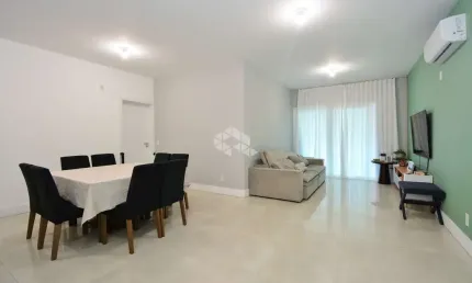 Apartamento SEMIMOBILIADO com vista panorâmica de 3 dormitórios, sendo 2 demisuítes, 2 vagas de garagem no bairro João Paulo em Florianópolis/SC.
