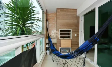 Apartamento semimobiliado com vista panorâmica de 3 dormitórios, sendo 2 demisuítes, 2 vagas de garagem no bairro joão paulo em florianópolis/sc.