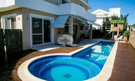Casa residencial totalmente mobiliada e equipada com 5 dormitórios, sendo 4 suítes, 6 vagas de garagem em Jurerê Internacional - Florianópolis/SC.