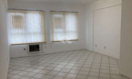 Sala comercial com área de 53,81m² no bairro Trindade em Florianópolis/SC.