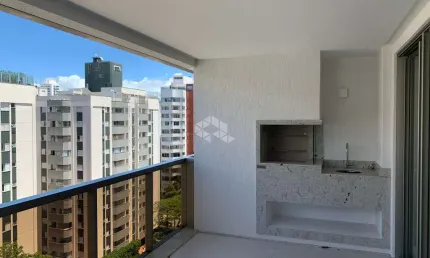 APARTAMENTO COM 2 DORMITÓRIOS, SENDO 2 SUÍTES, 2 VAGAS DE GARAGEM NO CENTRO DE FLORIANÓPOLIS/SC.