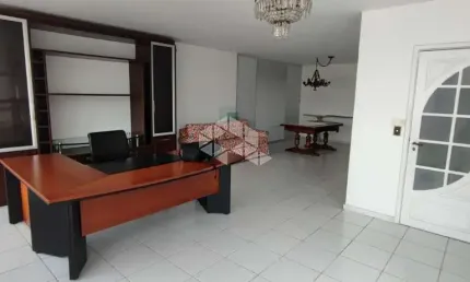 Apartamento com vista panorâmica, com 4 dormitórios, sendo 1 suíte, 2 vagas de garagem no Centro de Florianópolis/SC.